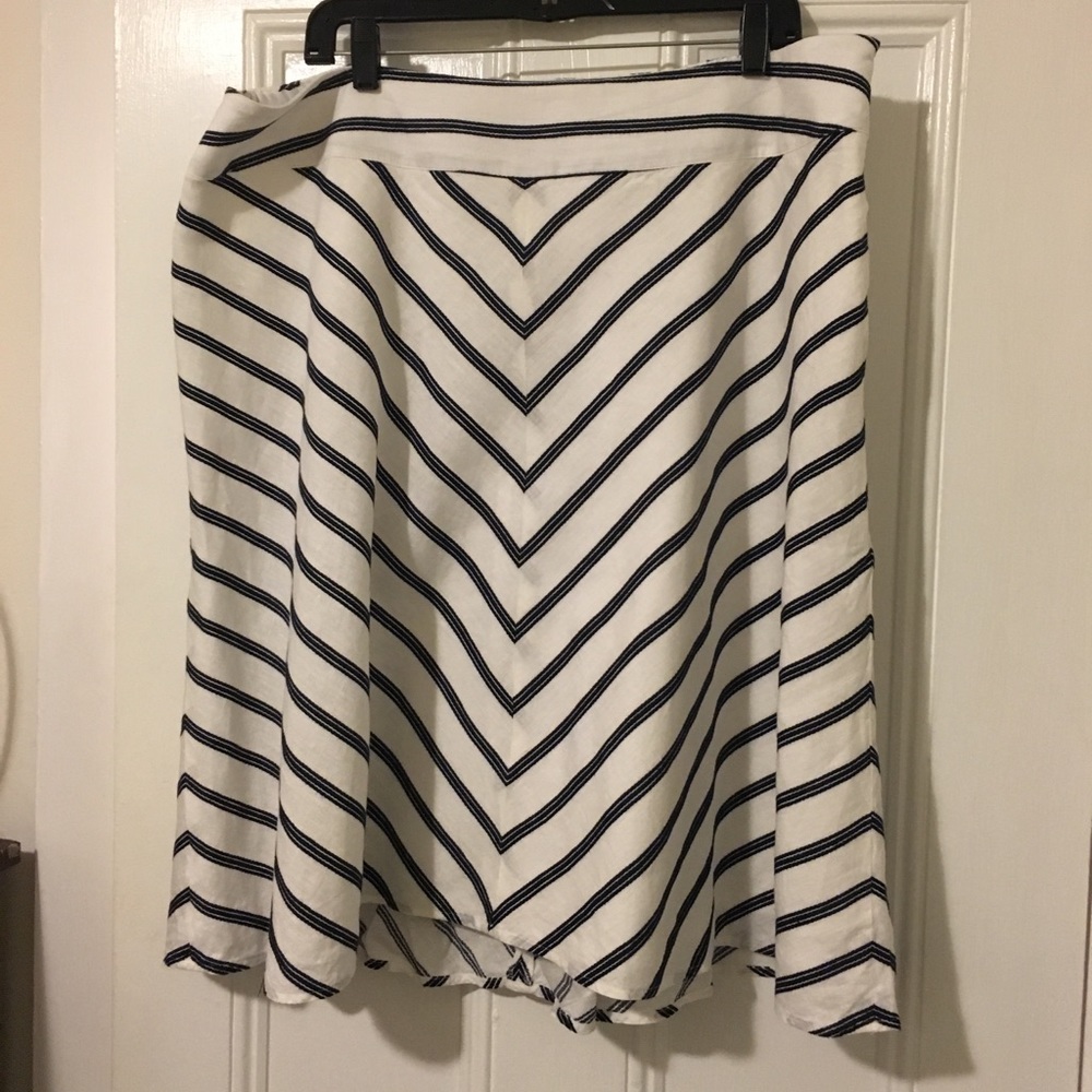 Talbots linen skirt with navy stitching. 20WP